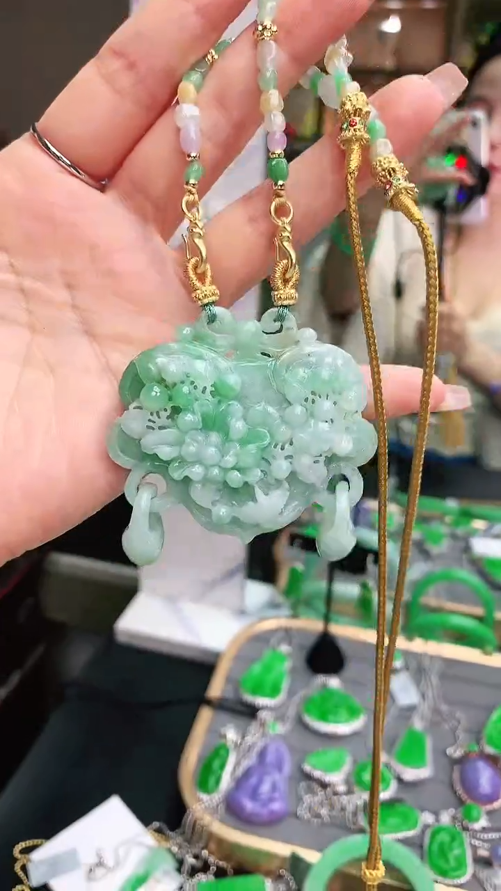 颈饰未镶嵌翡翠赠礼盒证书