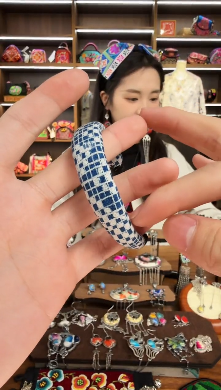 【闪购商品】织绣64蒙阿苏苗绣传承
