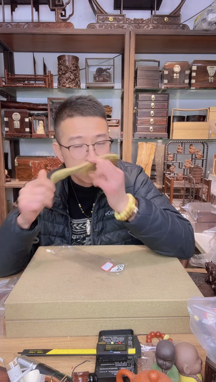 【闪购商品】乌木类书架640绿檀长柄梳