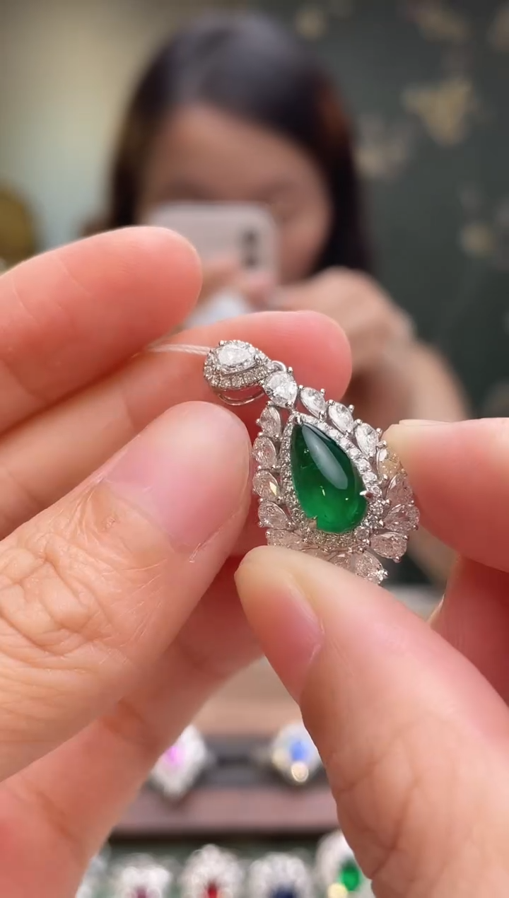 项链18K金镶嵌祖母绿阿富汗沃顿主石：1.83ct