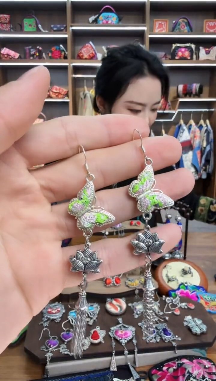 【闪购商品】织绣11蒙阿苏苗绣传承