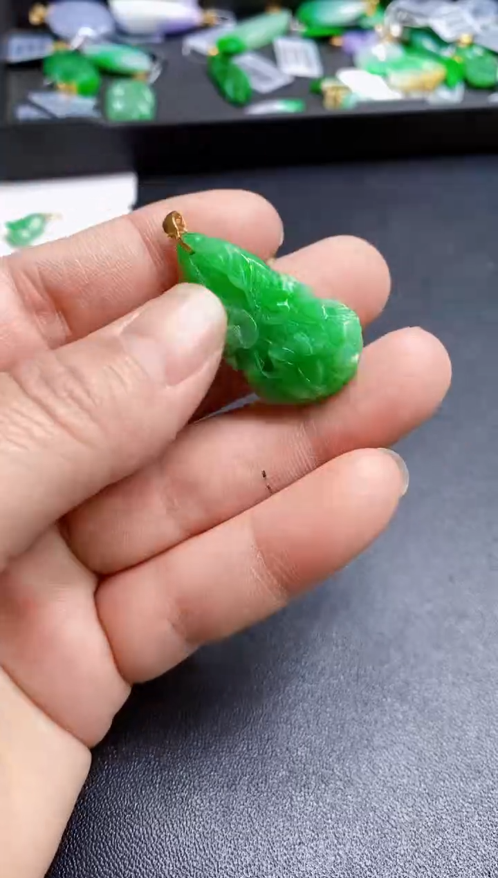 【闪购商品】翡翠颈饰18K金镶嵌白菜