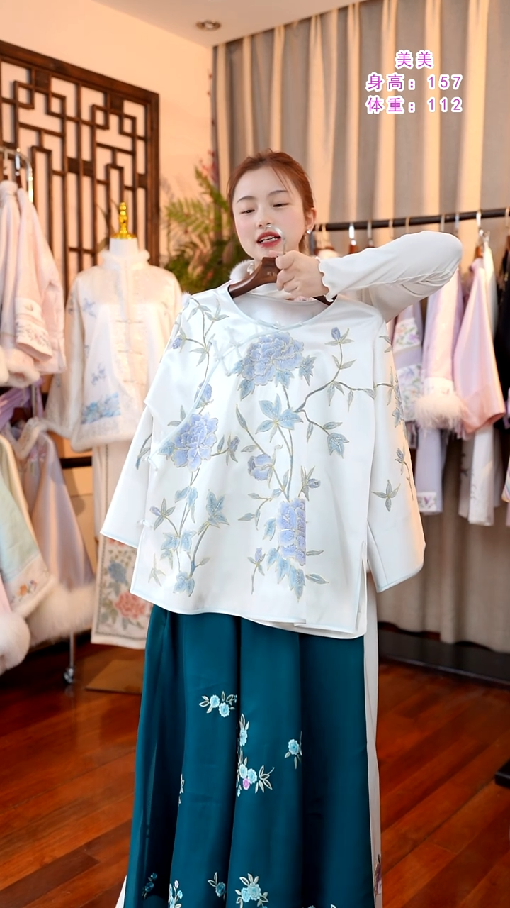 刺绣白色斜襟太太服  桑蚕丝非遗手工苏绣服饰