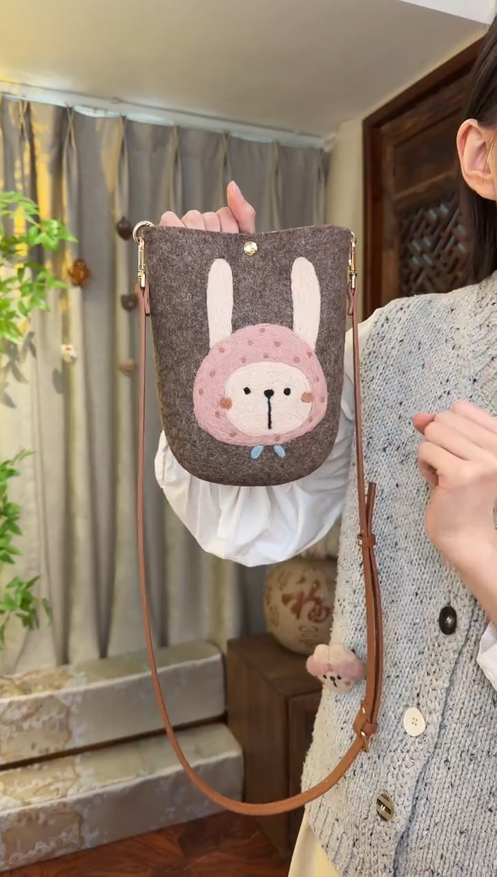 羊毛非遗羊毛毡包 手机包兔子