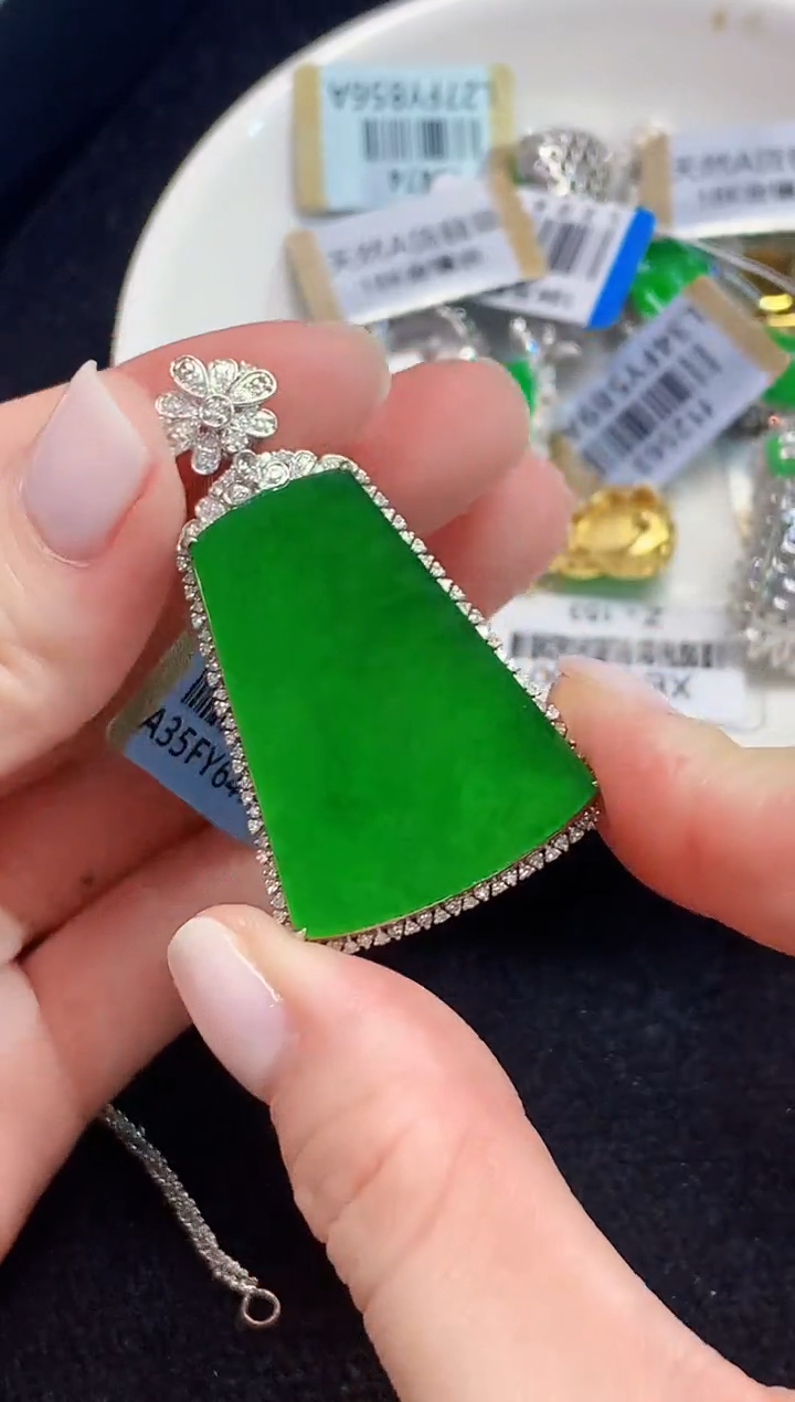 吊坠(不含链)18K金镶嵌翡翠多样性发其一