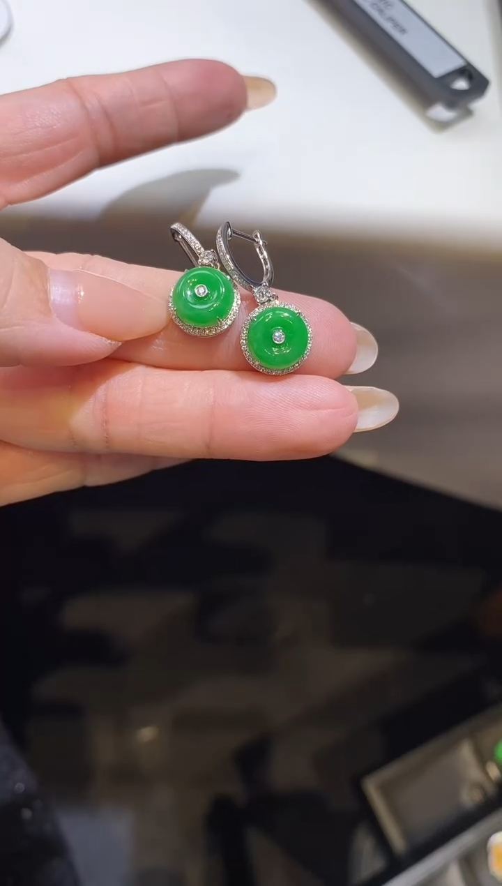 18K金镶嵌翡翠耳饰耳包