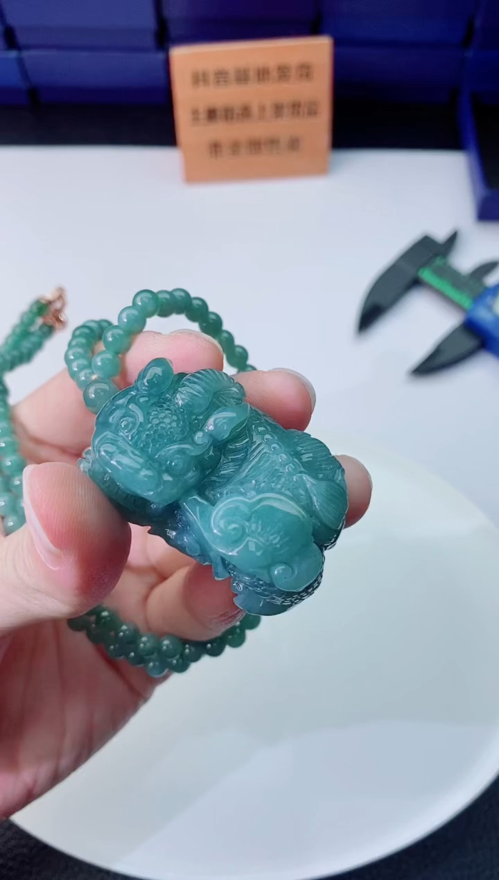 翡翠未镶嵌颈饰 