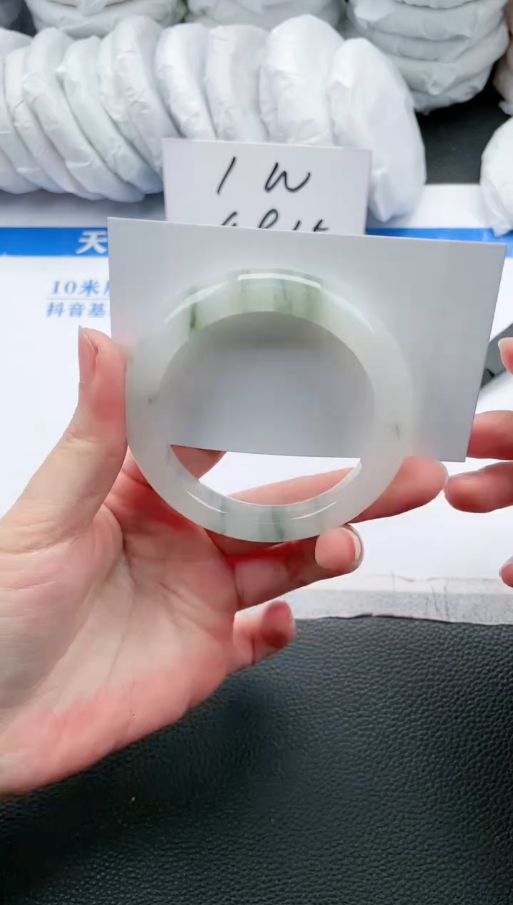 【闪购商品】石英质玉手镯未镶嵌K79