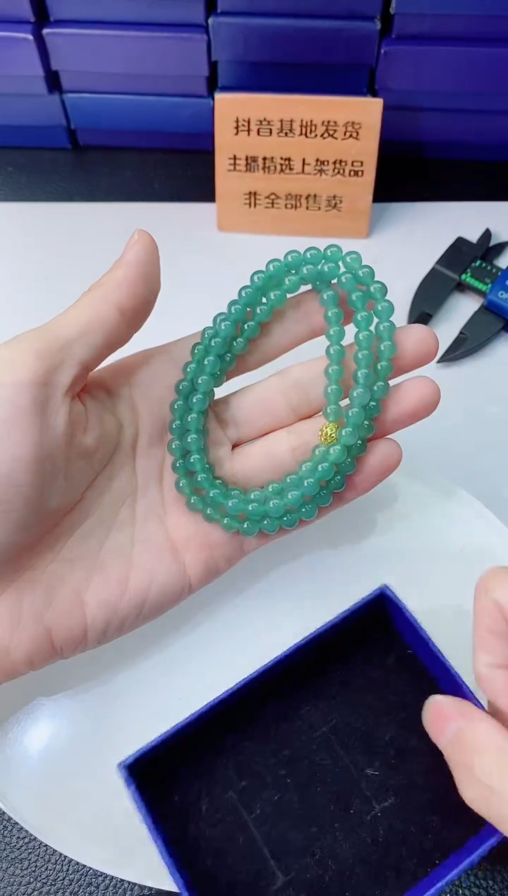 翡翠未镶嵌颈饰   `