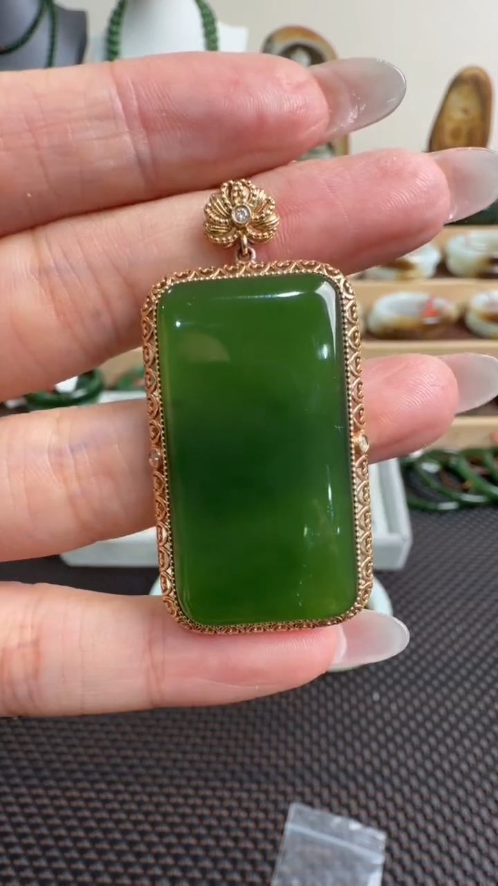颈饰18K金镶嵌和田玉挂件