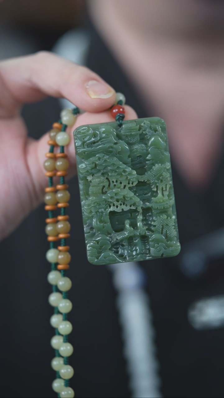 颈饰未镶嵌和田玉（碧玉）山水牌