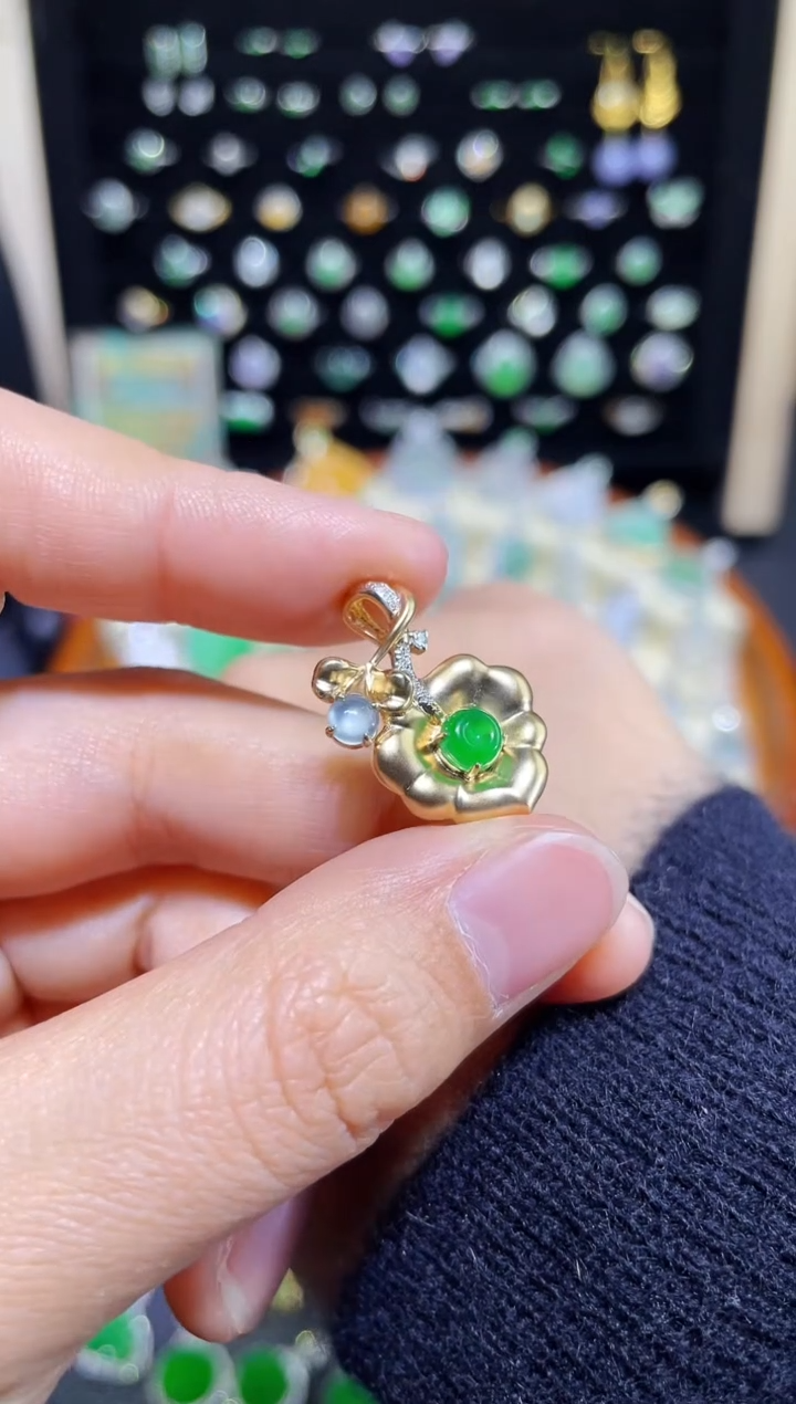 【闪购商品】翡翠颈饰18K金镶嵌设计款高冰胶平安扣吊坠