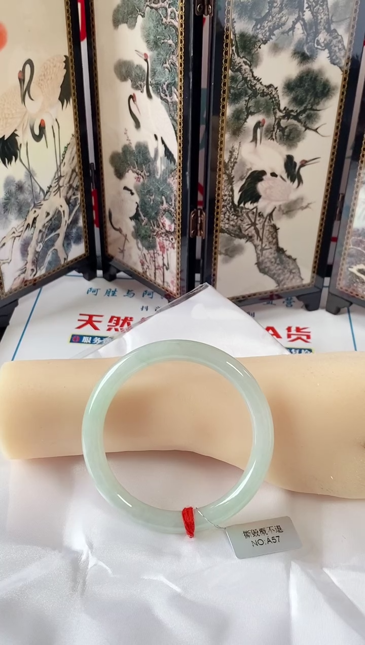 未镶嵌手镯翡翠手镯