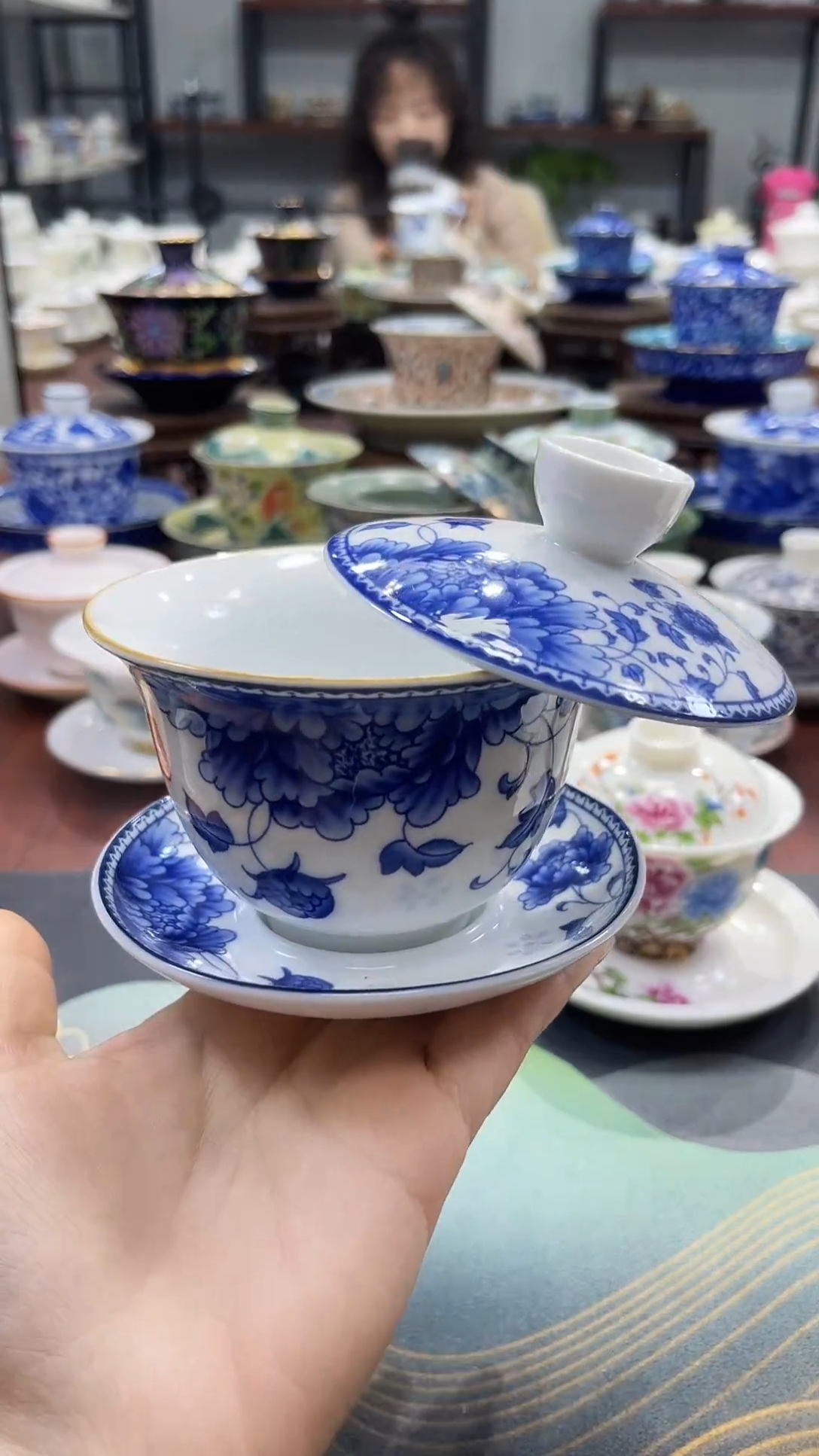 【闪购商品】中号元宝紫金釉下彩牡丹盖碗
