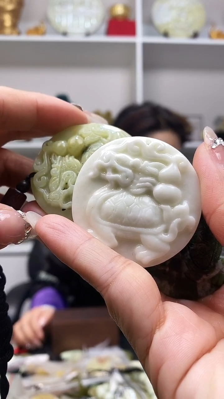 未镶嵌岫玉吊坠多样性发其中之一