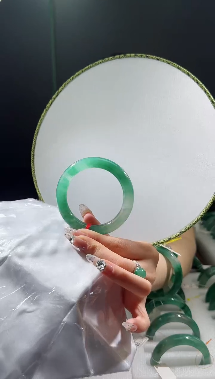 【闪购商品】石英质玉手镯未镶嵌1