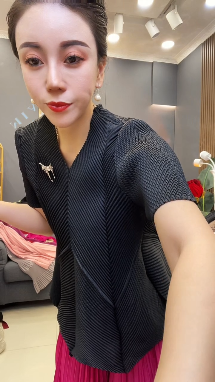 聚酯纤维（涤纶）黑色蝴蝶衫