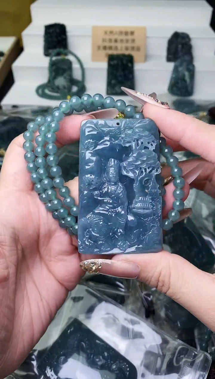 颈饰未镶嵌翡翠  