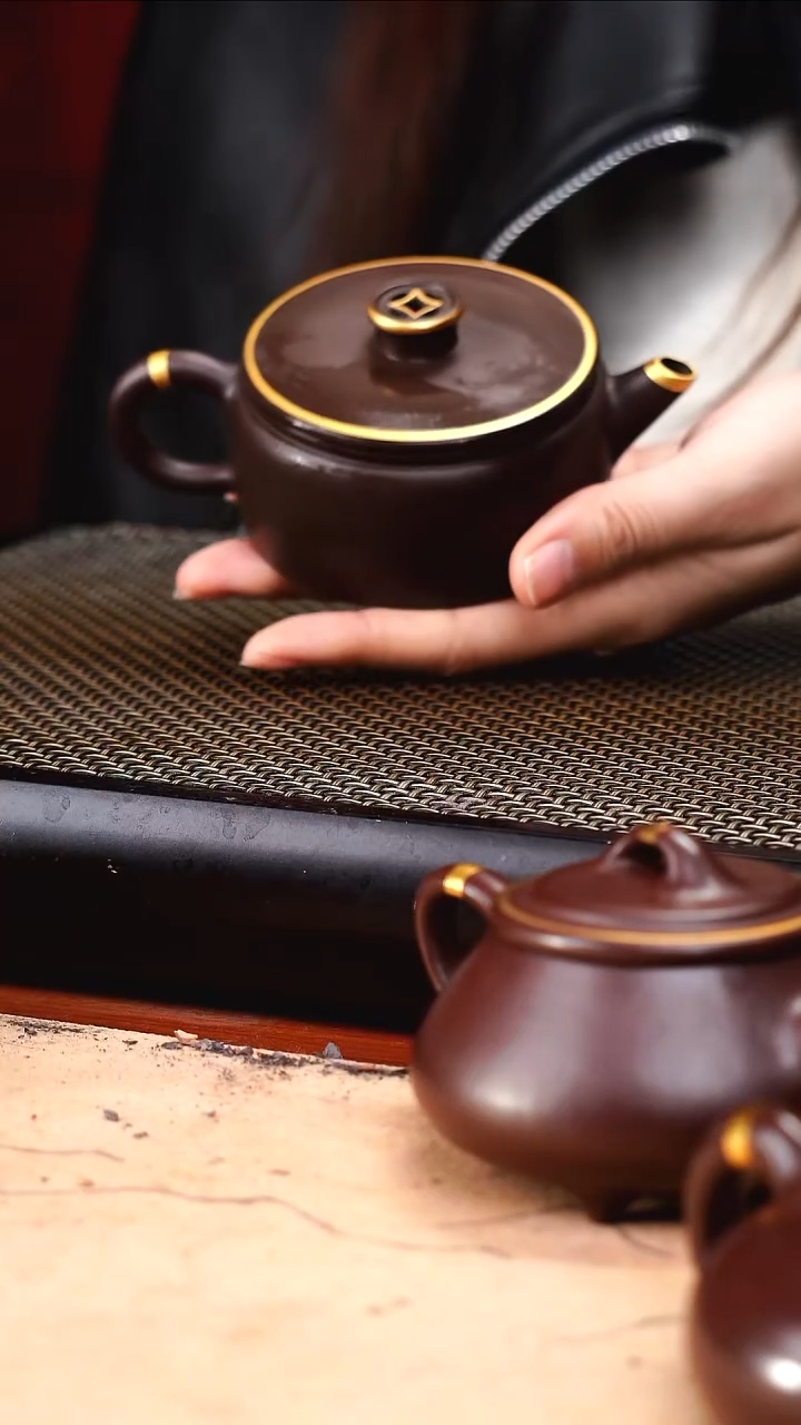茶壶紫砂四号井茄皮紫泥描金钱币钮汉瓦150cc