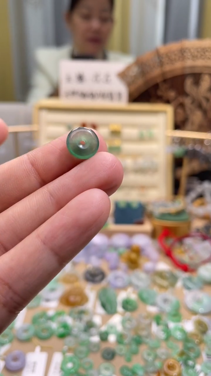 颈饰未镶嵌翡翠暮**蓝平安扣