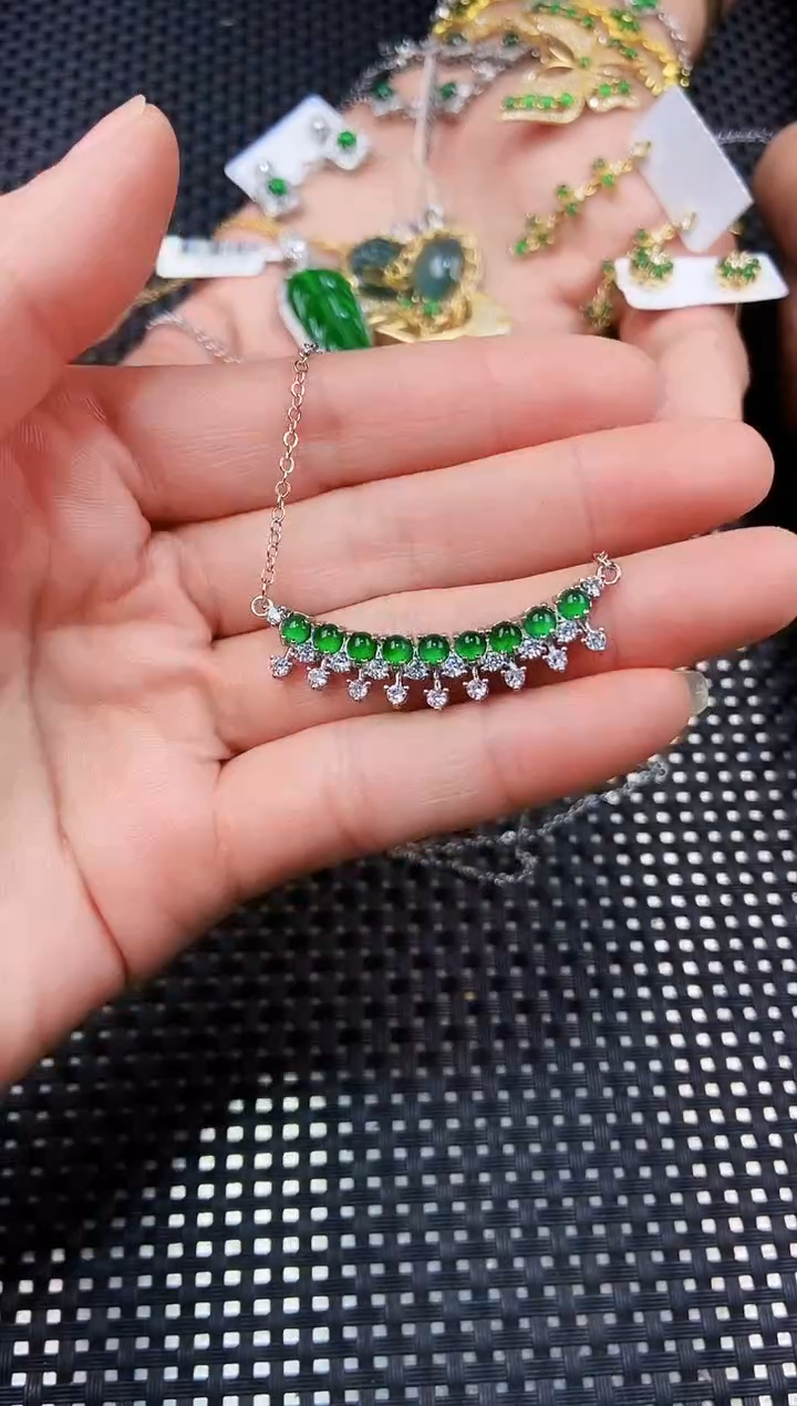 【闪购商品】翡翠颈饰未镶嵌11111111