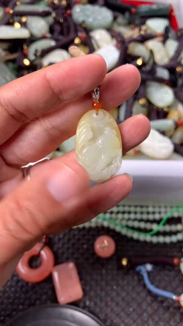 【闪购商品】和田玉颈饰未镶嵌多样性发货没有证书.拍一发一，有瑕