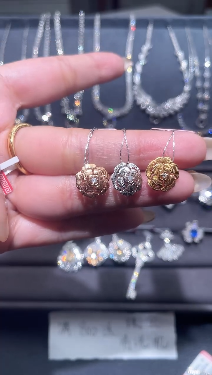 【闪购商品】钻石吊坠(不含链)18K金镶嵌钻石吊坠多样性发其一