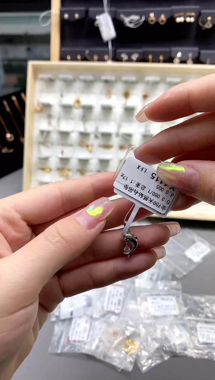 【闪购商品】钻石颈饰18K金镶嵌标签损坏不退不换