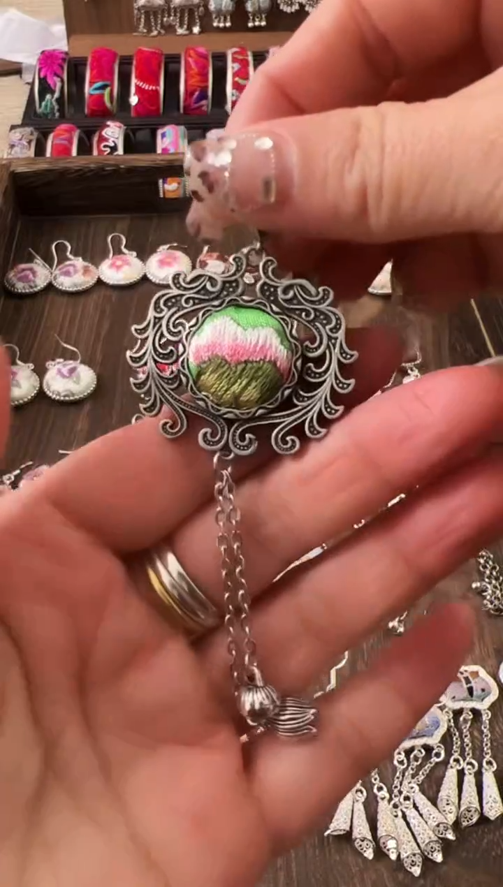 【闪购商品】织绣民族风老绣饰品337