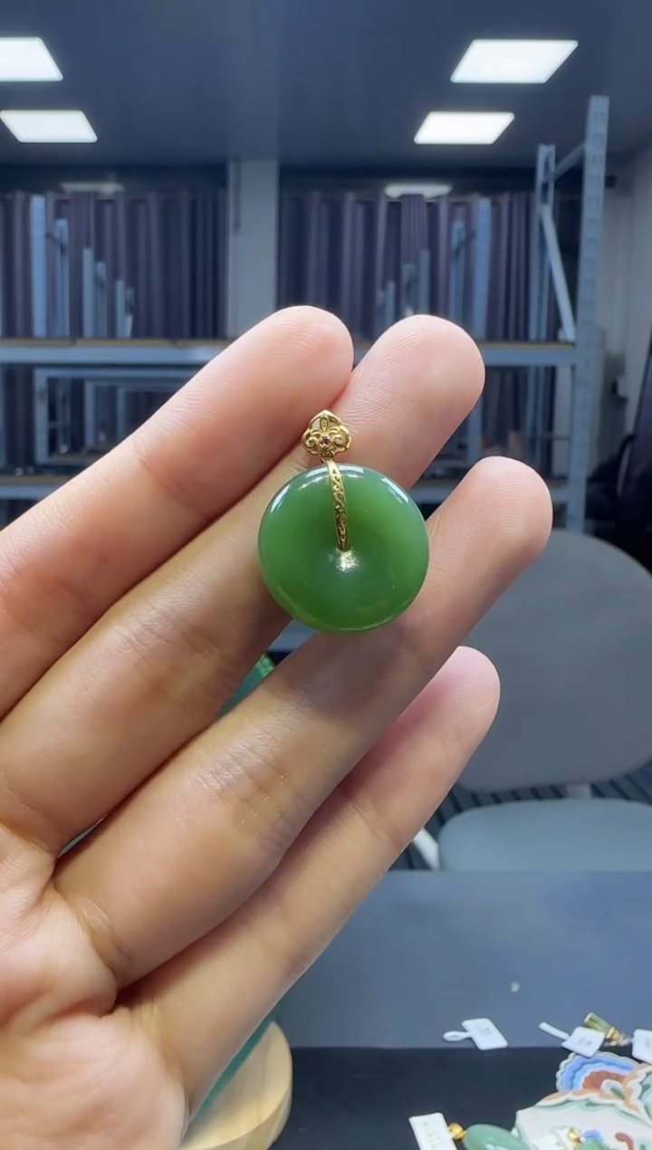 18K金镶嵌和田玉挂件1