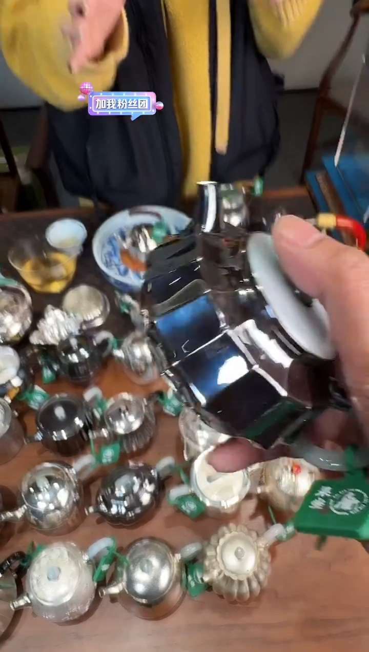 -'寸发标 玄紫嵌翡翠祥风时雨镜面壶