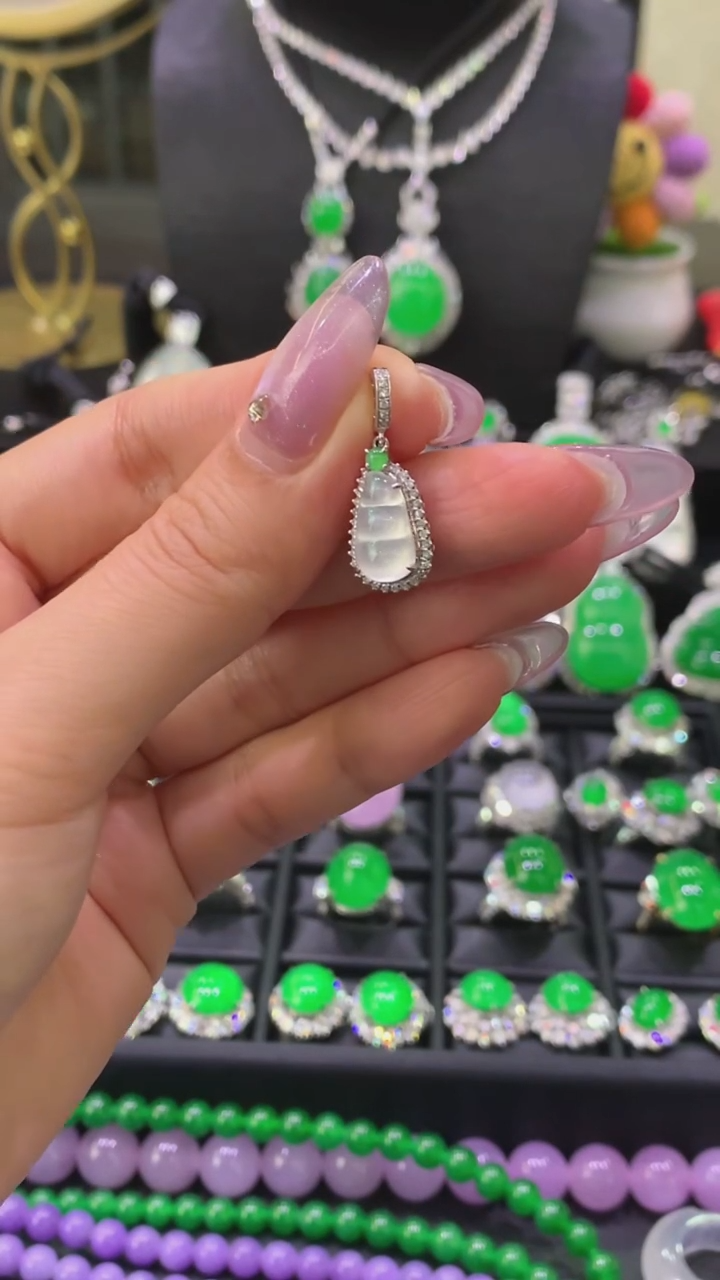 颈饰18K金镶嵌翡翠吊坠