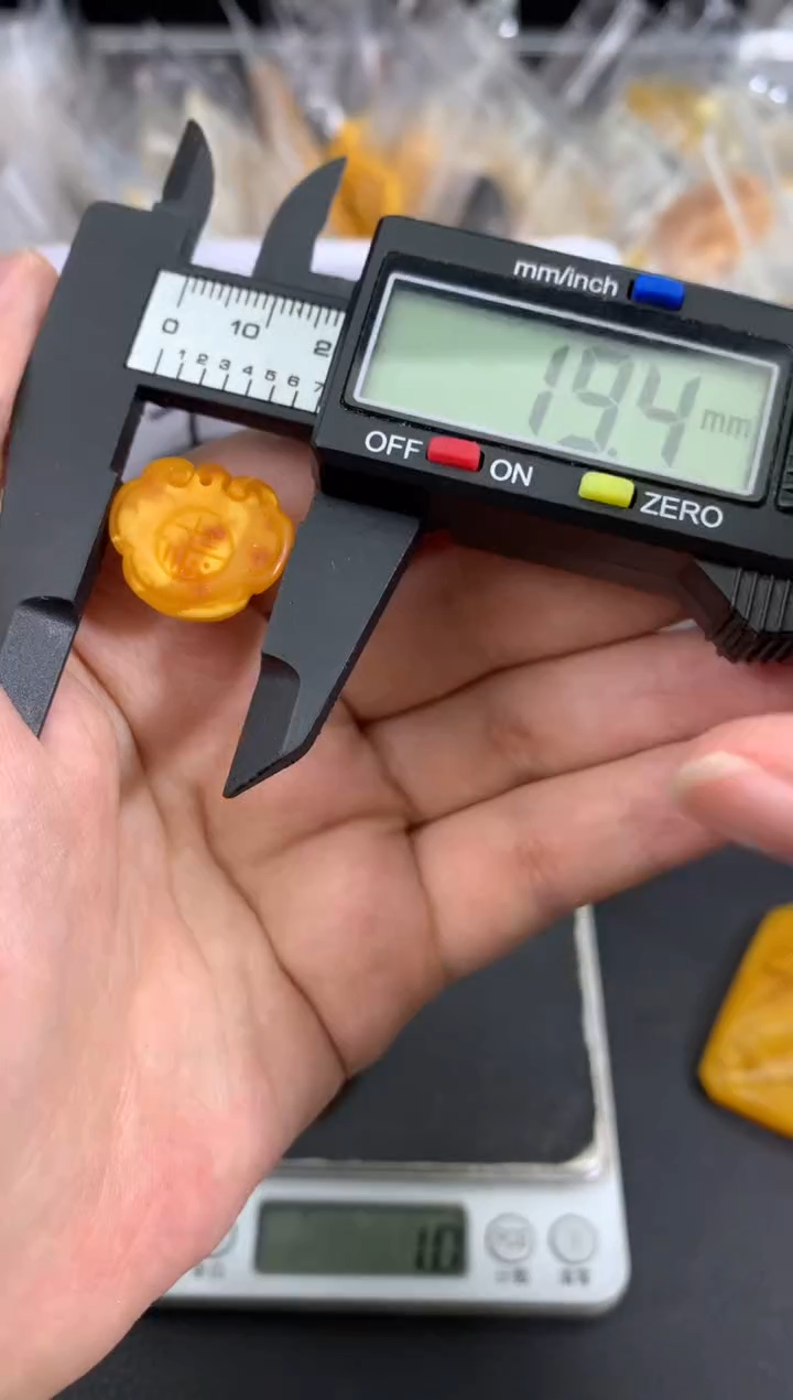 蜜蜡未镶嵌珠宝奇石140