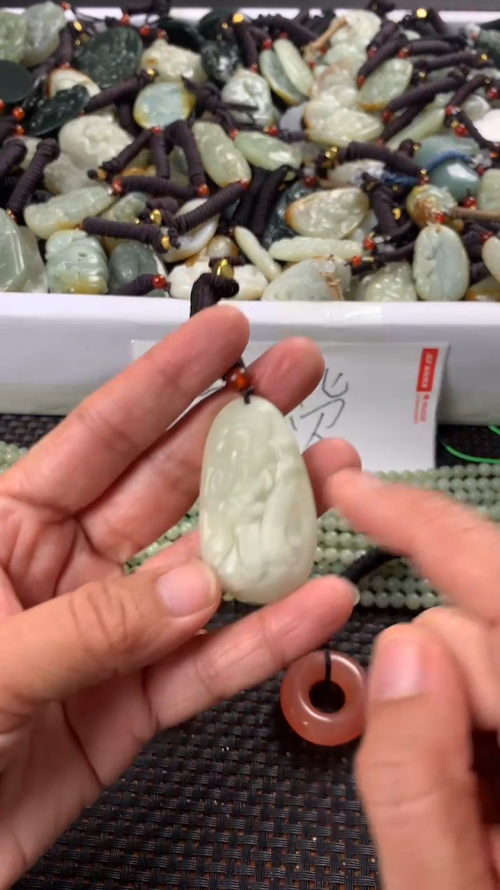 【闪购商品】和田玉颈饰未镶嵌多样性发货没有证书拍一发一有瑕