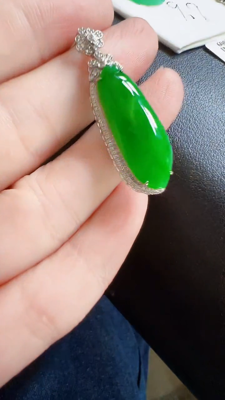 颈饰18K金镶嵌翡翠瓜