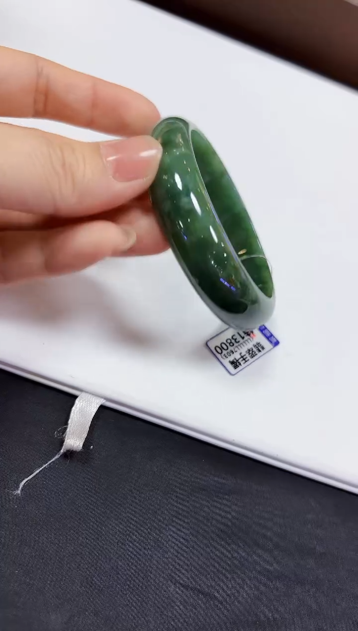 【闪购商品】翡翠颈饰未镶嵌57手镯