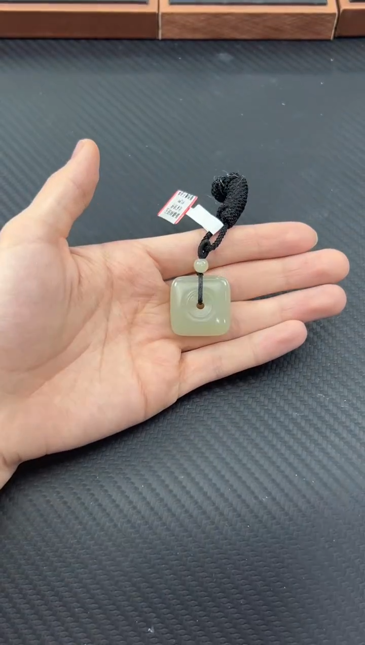 【闪购商品】和田玉吊坠(赠链)未镶嵌且末微色差近矿吊坠