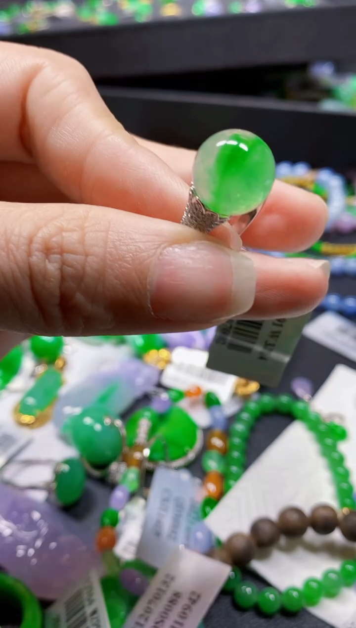 颈饰18K金镶嵌翡翠戒指