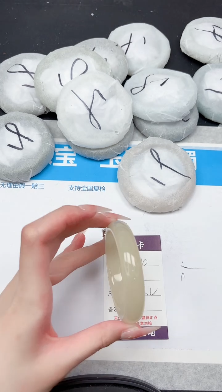 未镶嵌手镯石英质玉384-56.2