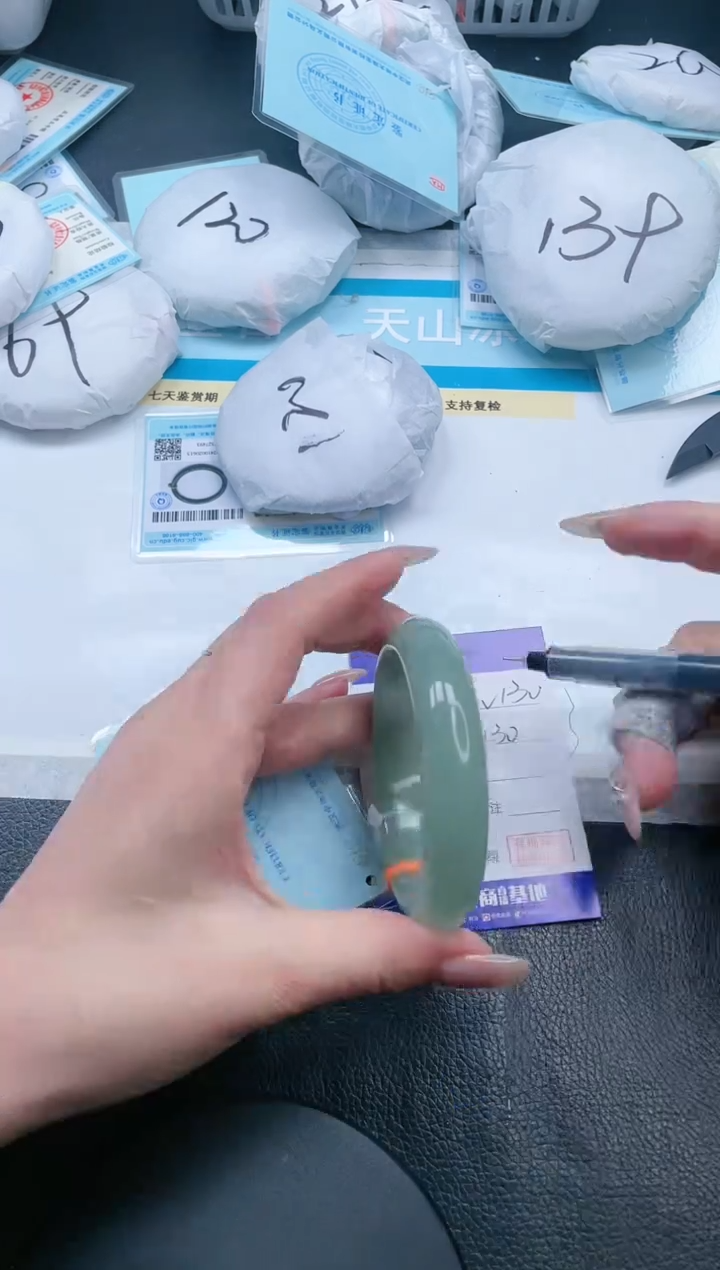 【闪购商品】石英质玉手镯未镶嵌24V130-56