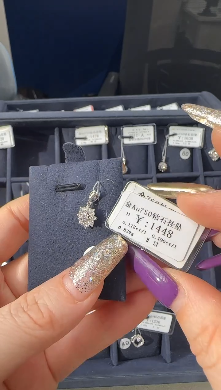 【闪购商品】钻石吊坠(不含链)18K金镶嵌125000