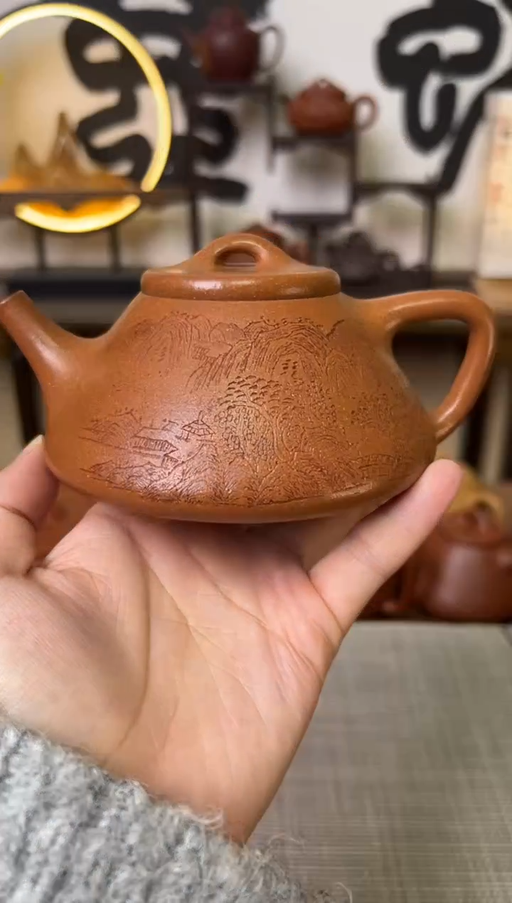 【闪购商品】段泥茶壶黄降坡子冶石瓢壶山水刻250CC-杨志琴
