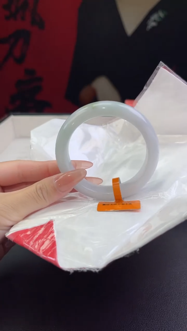 【闪购商品】翡翠手镯未镶嵌19翡翠手镯(微瑕）