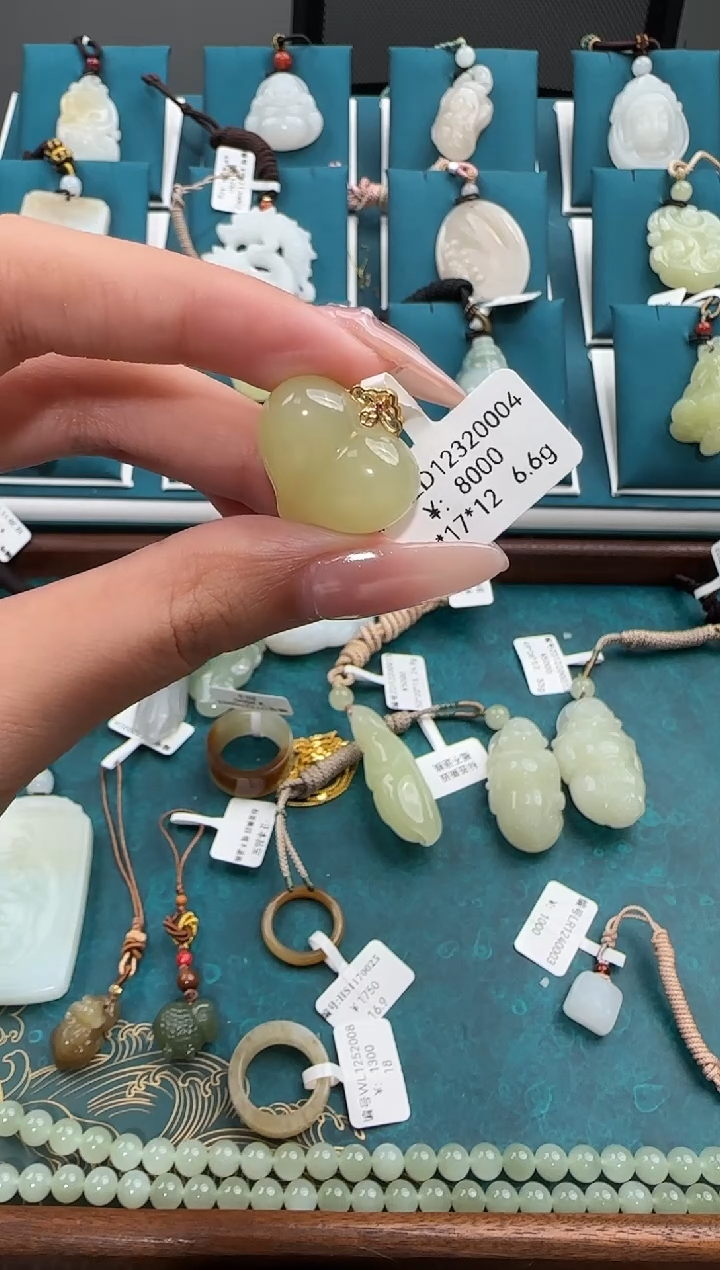 颈饰18K金镶嵌和田玉ZD