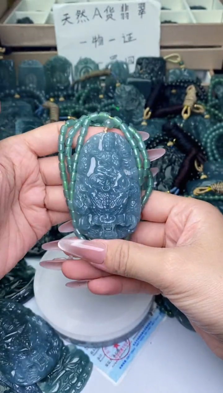 翡翠未镶嵌颈饰          