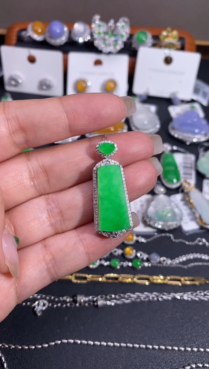 【闪购商品】翡翠颈饰18K金镶嵌吊坠