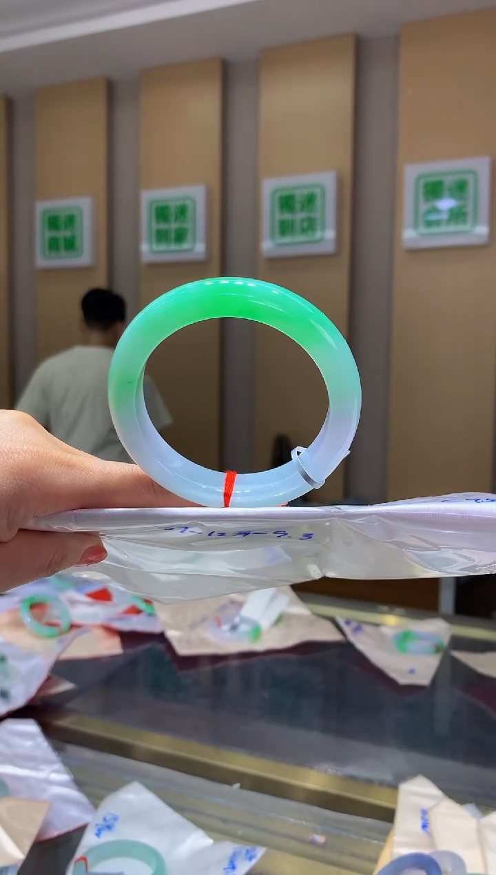 翡翠手镯未镶嵌-C95 圈口57