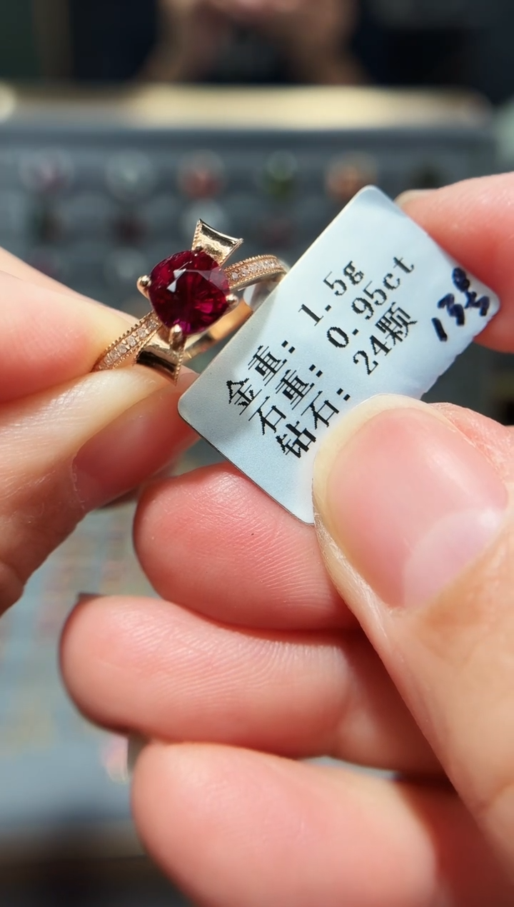 18K金镶嵌戒指碧玺0.95.