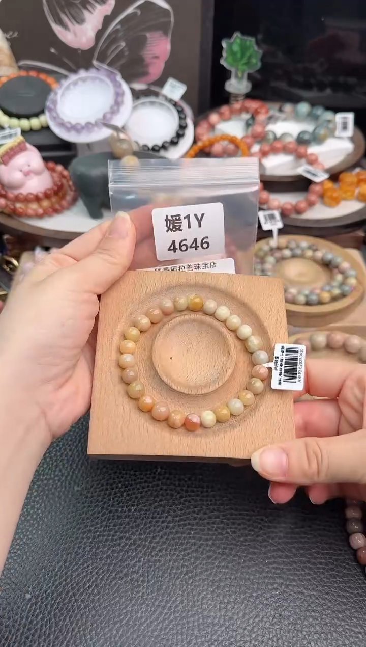 未镶嵌手链石英质玉骨**，1Y4646