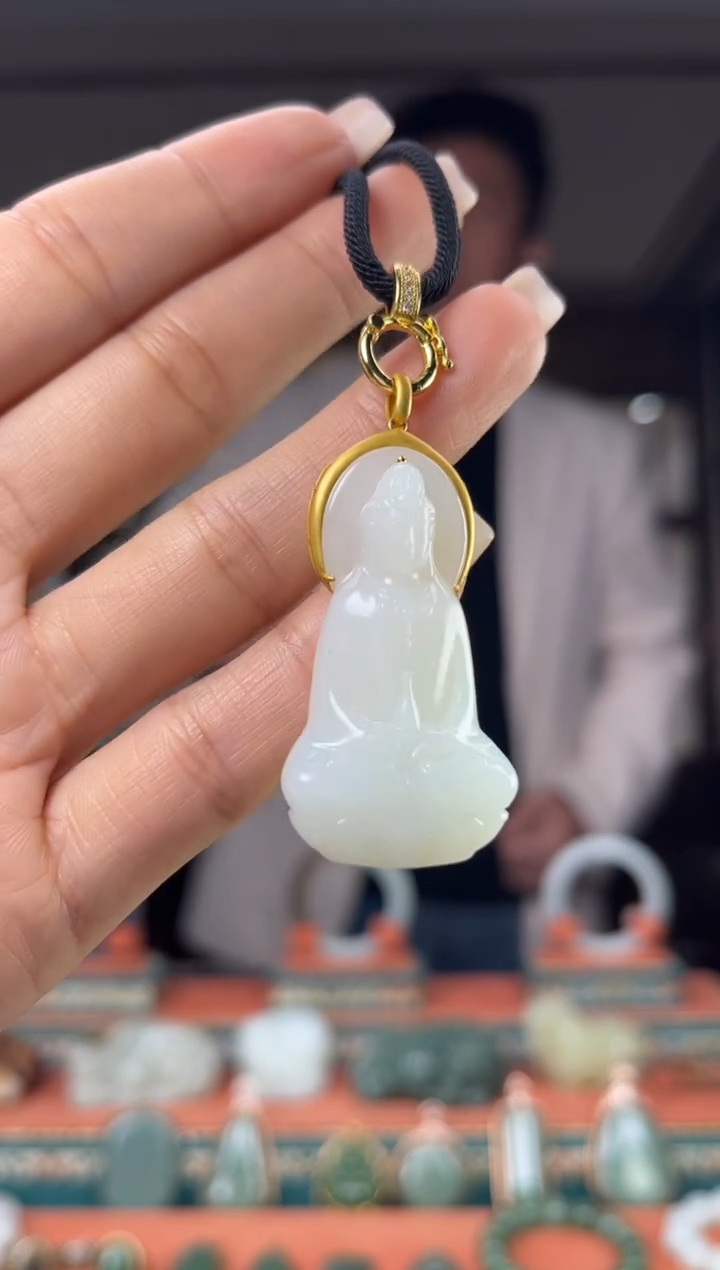 颈饰18K金镶嵌和田玉佩佩